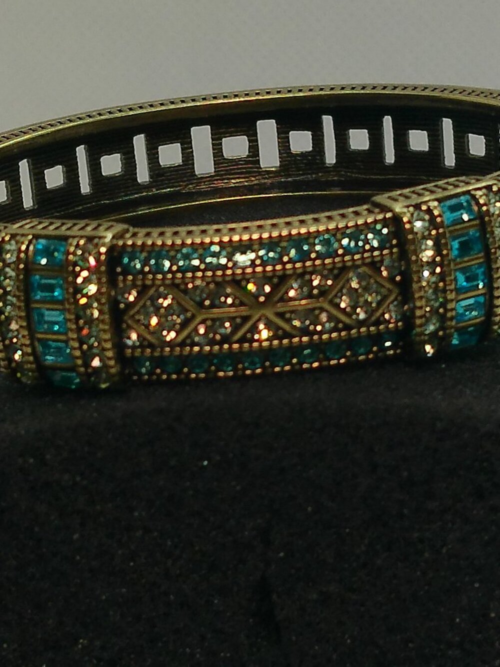 Bracelet Heidi Daus ~ Lovely Hinge Bracelet With Aqua / Light Green Crystals